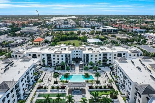 1111 Central Ave, Naples FL 34102-0062 exterior