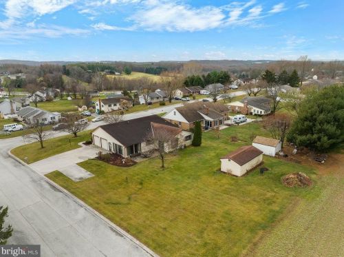 106 Lee Ann Ct, Hanover PA 17331-9560 exterior