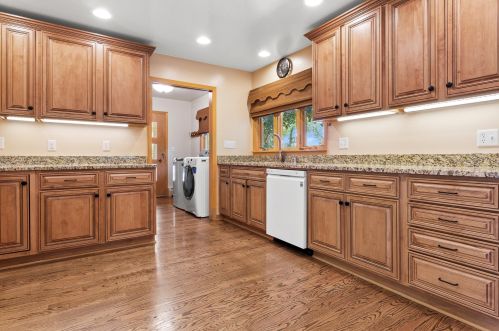 6720 Yates Rd, Milwaukee WI 53217-3943 exterior