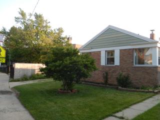5444 Oketo Ave, Chicago, IL 60656-1747