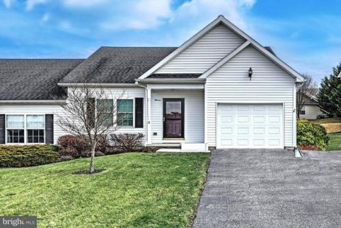 11 Lexington Dr, Hanover, PA 17331-8654