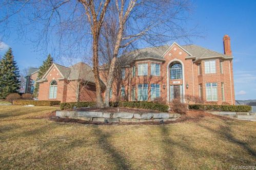 714 Wellington Cir, Rochester, MI 48309-1551