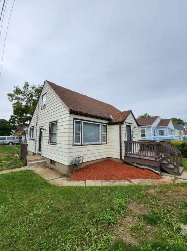 5701 41st St, Milwaukee, WI 53221-3917