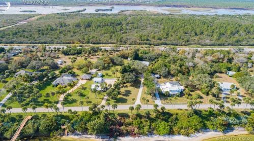 9101 Indian Riv Dr, Fort Pierce FL 34982-7824 exterior