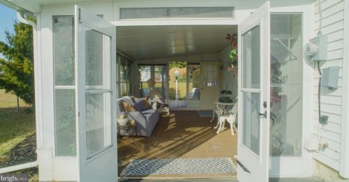 22 Lincoln Dr, Hanover PA 17331-4906 exterior