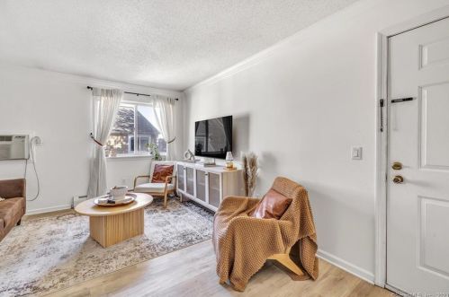 135 Flax Hill Rd, Norwalk, CT 06854-2862