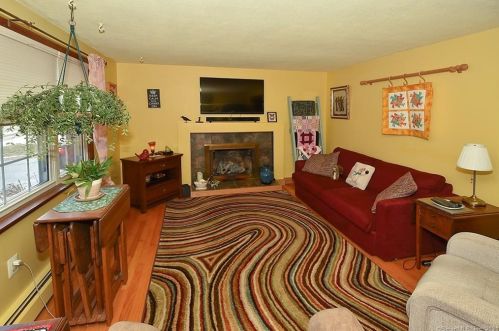 29 Eastgate Ln, Enfield CT 06082-6206 exterior