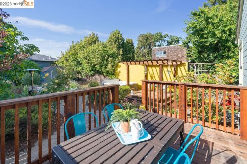 1221 Blake St, Berkeley CA 94702-2014 exterior