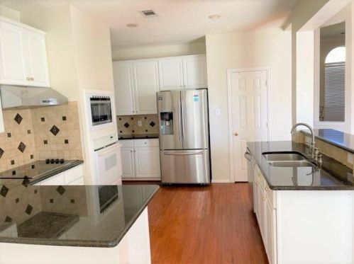 9722 Cliffside Dr, Irving TX  75063-5036 exterior