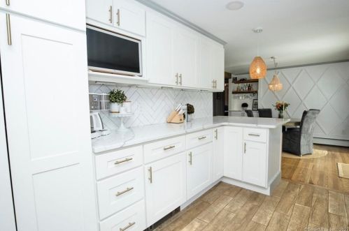 24 Carriage Dr, Wallingford CT  06492-3111 exterior