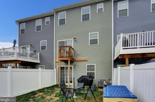 206 Overlook Dr, Hanover PA 17331-9136 exterior