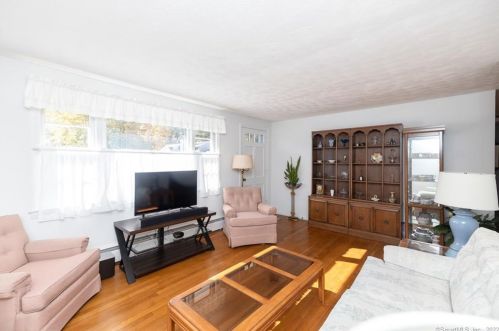 15 Bright St, Enfield CT 06082-5101 exterior