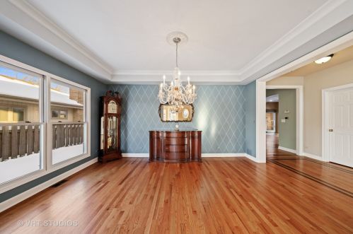 323 Kenmore Ave, Elmhurst IL 60126-3517 exterior