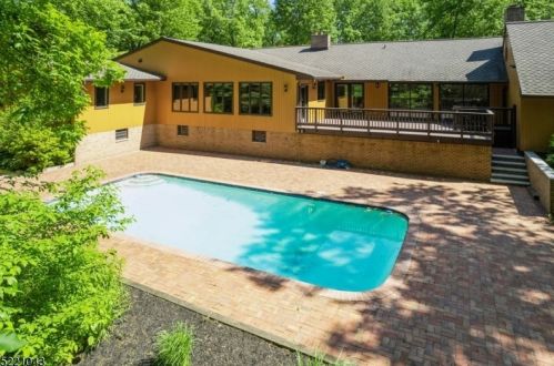 53 Highlander Dr, Scotch Plains NJ 07076-2419 exterior