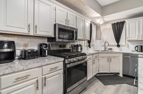 585 Shore Rd, Lithonia GA  30058-5990 exterior