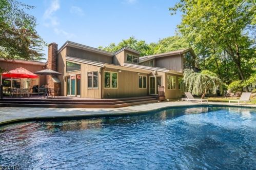 67 Chestnut St, Livingston, NJ 07039-5514