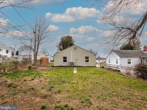 1 Scarlet Ave, Chester PA 19014-2122 exterior