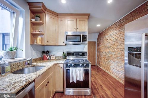 2004 Brandywine St, Philadelphia PA 19130-3204 exterior