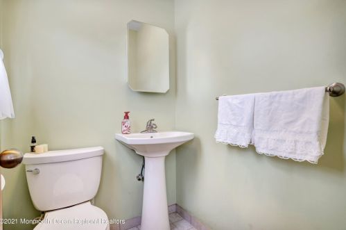 130 Floyd St, Edison NJ 08820-2101 exterior