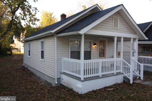 5927 Clay St, Washington, DC 20019-6862