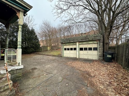 160 Highland Ave, Pittsburgh PA 15229-2715 exterior