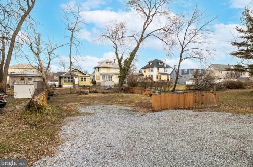 31 Clinton Ave, Camden NJ 08109-2006 exterior