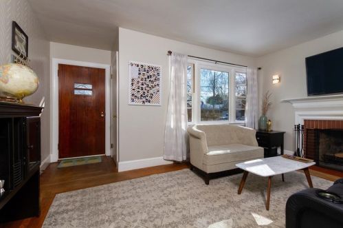 93 Maple Ave, Middletown RI 02842-4889 exterior