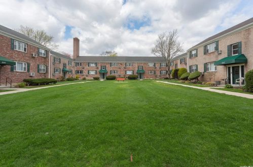 994 Fenwood Dr, Valley Stream, NY 11580-1719