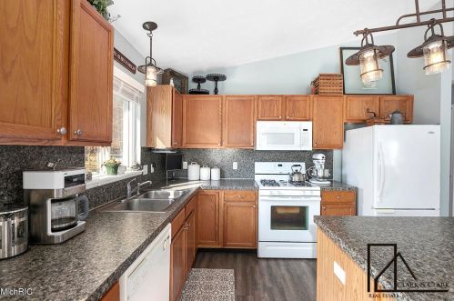 806 Grindle Dr, Lowell MI 49331-9326 exterior