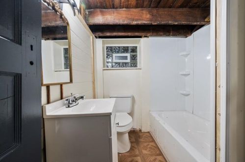 2123 Lloyd Ave, Pittsburgh PA 15218-1734 exterior