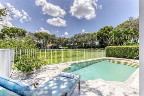 7948 Lando Ave, Boynton Beach FL 33437-6359 exterior