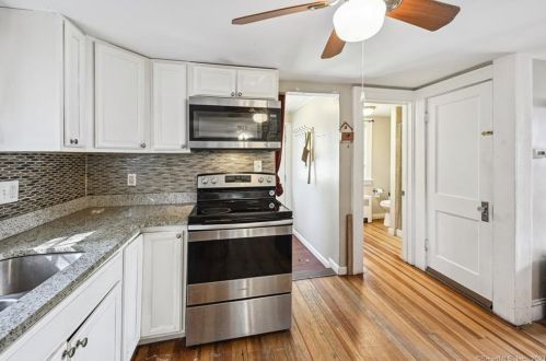 43 St, Windsor Locks CT 06096-1357 exterior