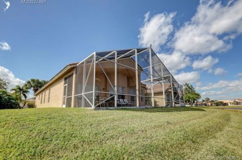 332 Shoreline Cir, Fort Pierce FL 34986-2913 exterior