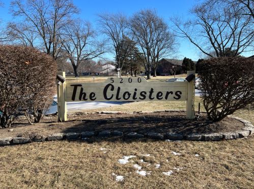 5200 Tuckaway Blvd, Milwaukee WI  53221-3160 exterior