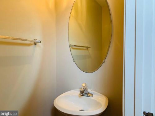 43115 Candlewick Sq, Leesburg VA  20176-6447 exterior