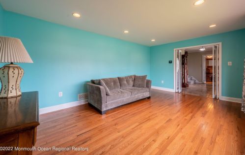 22 Plafsky Dr, Edison NJ 08817-2239 exterior