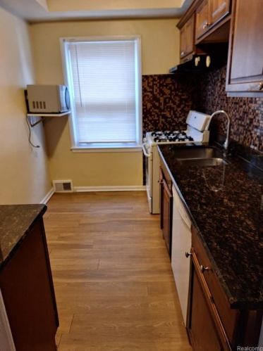 6865 Drexel St, Dearborn Heights MI  48127-2214 exterior