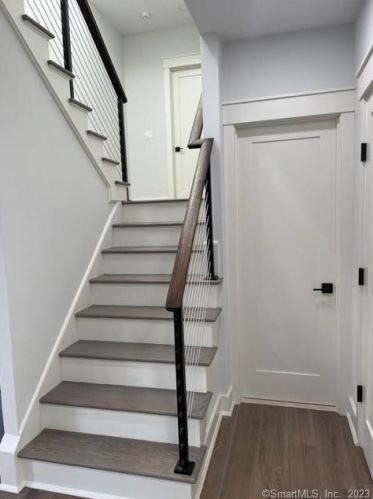 6 Singing Wood Ct, Norwalk CT 06850-1223 exterior