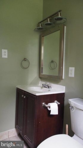 612 Burgundy Dr, Rockville MD  20850-1428 exterior