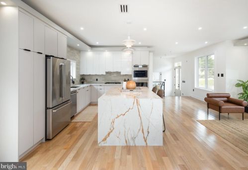 6627 Lincoln Dr, Philadelphia PA exterior