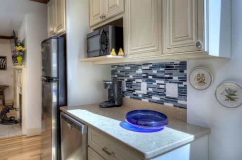 162 Rhode Is Ave, Middletown RI 02840-2761 exterior