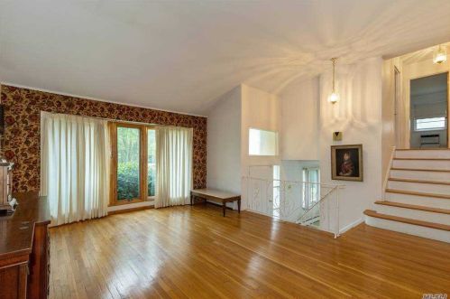 10 Glendale Dr, Huntington Station NY 11747-1237 exterior