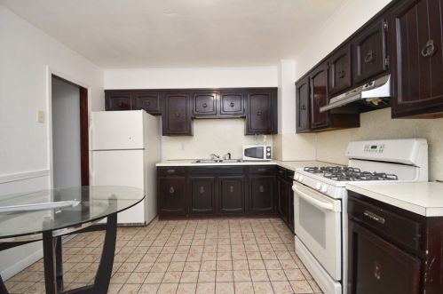 18 Longfellow Ter, Springfield MA  01108-2424 exterior