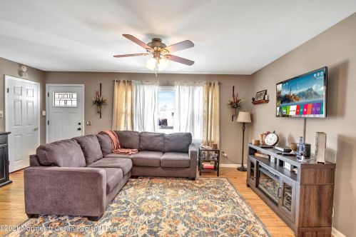 25 Fulton St, East Freehold NJ 07728-1811 exterior