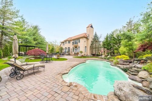 1 Dimmig Ct, Upper Saddle River NJ  07458-2201 exterior