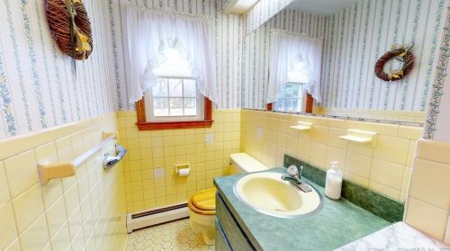 10 Oxcart Dr, Windsor CT 06095-1218 exterior