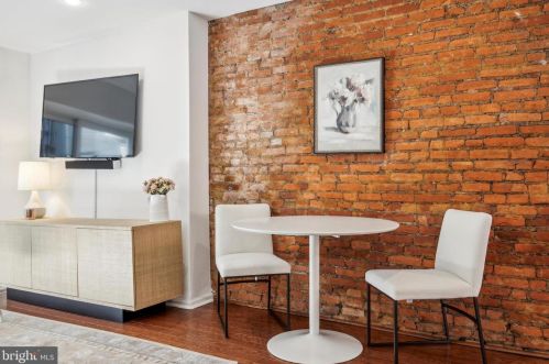 2210 Kater St, Philadelphia PA 19146-1139 exterior