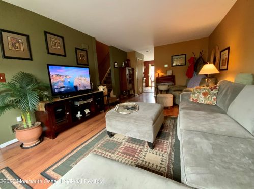 20 Cedar St, Monmouth Hills, NJ 07732-1576