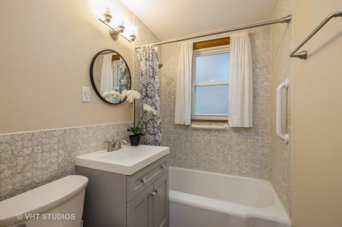 6040 Kilbourn Ave, Chicago IL  60646-5010 exterior