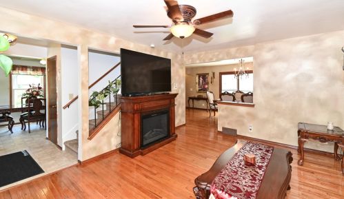 8611 Allyn St, Milwaukee, WI 53224-1828